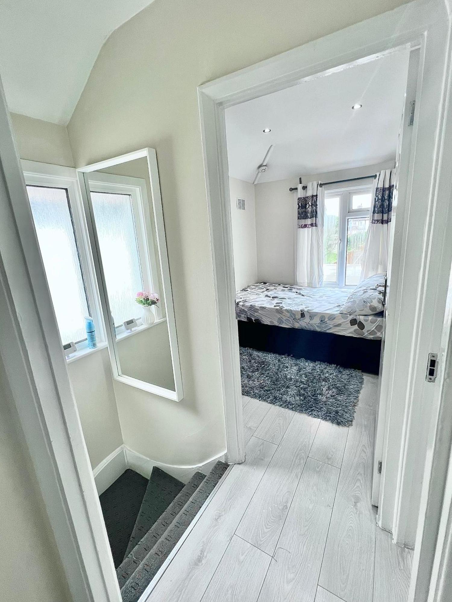 Апартаменты Cosy Private Flat In London, Free Parking On Premise Carshalton Экстерьер фото